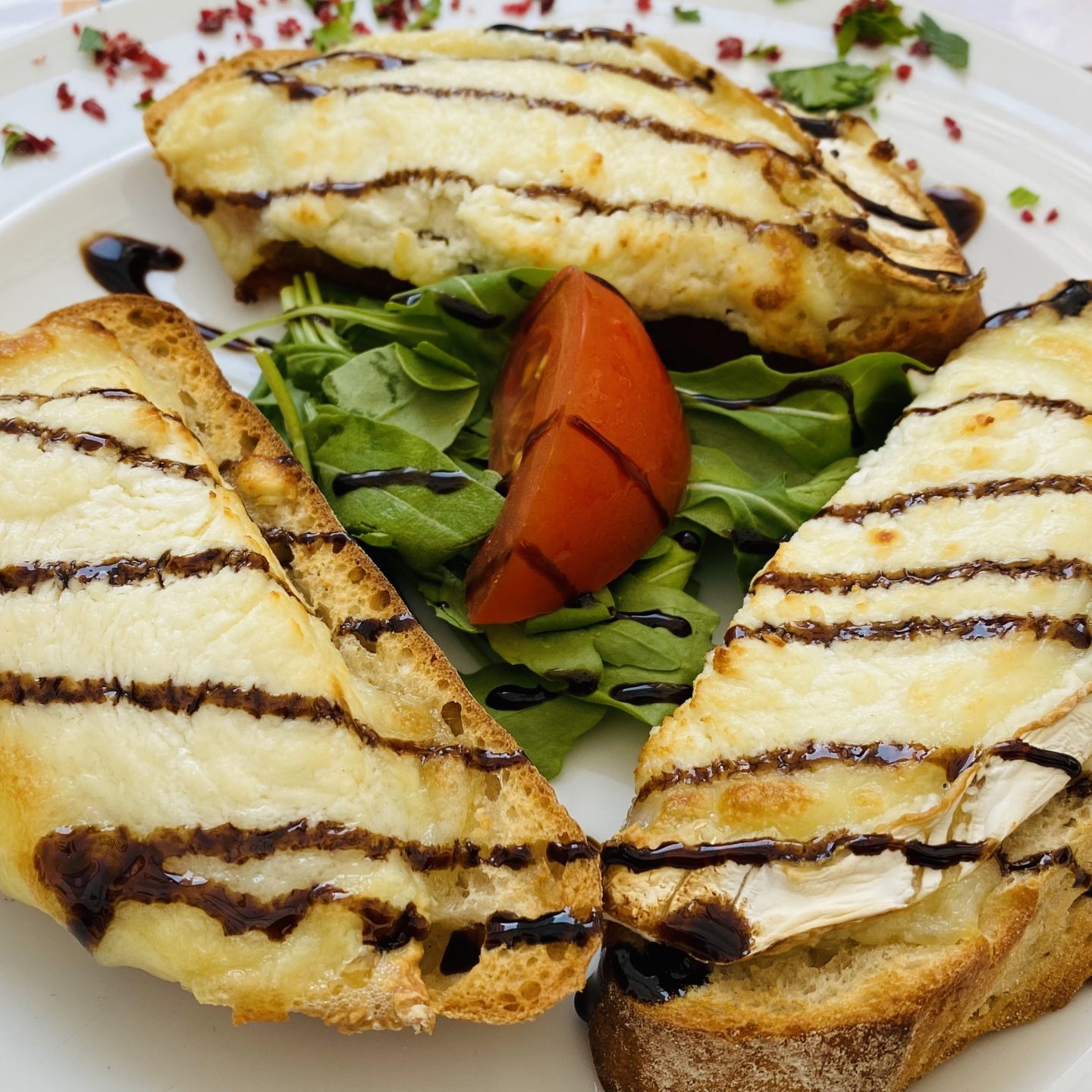 Bruschetta mit Ziegenkäse überbacken, Balsamicocreme