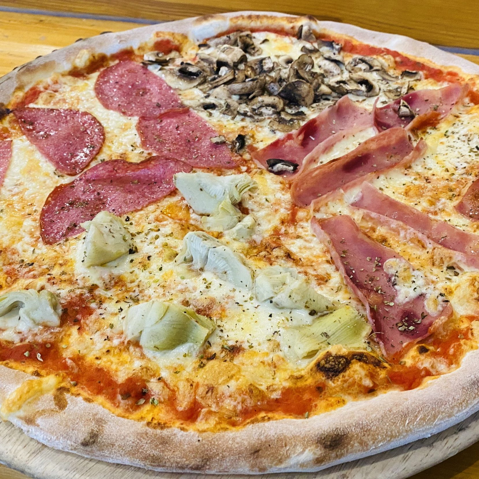 Pizza 4 Stagione - 4 Jahreszeiten Nr. 78 mit Artischocken, Schinken, Salami und Champignons