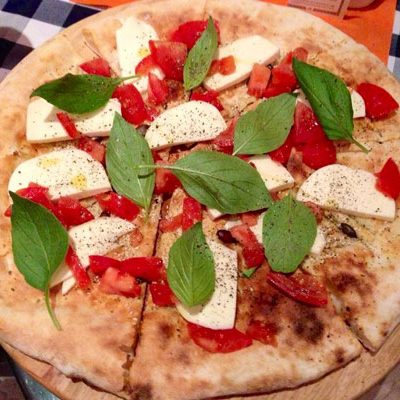 Focacca Caprése Nr. 103 mit Tomaten, Mozzarella, frischem Basilikum