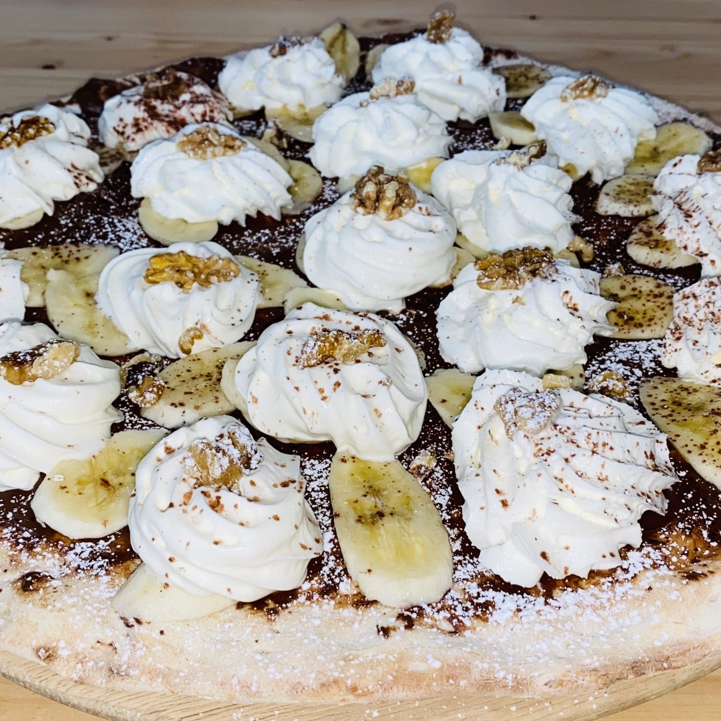 Dessert Pizza Monte Bianca Nr. 68 mit Nutella, Banane, Walnüssen und Sahne