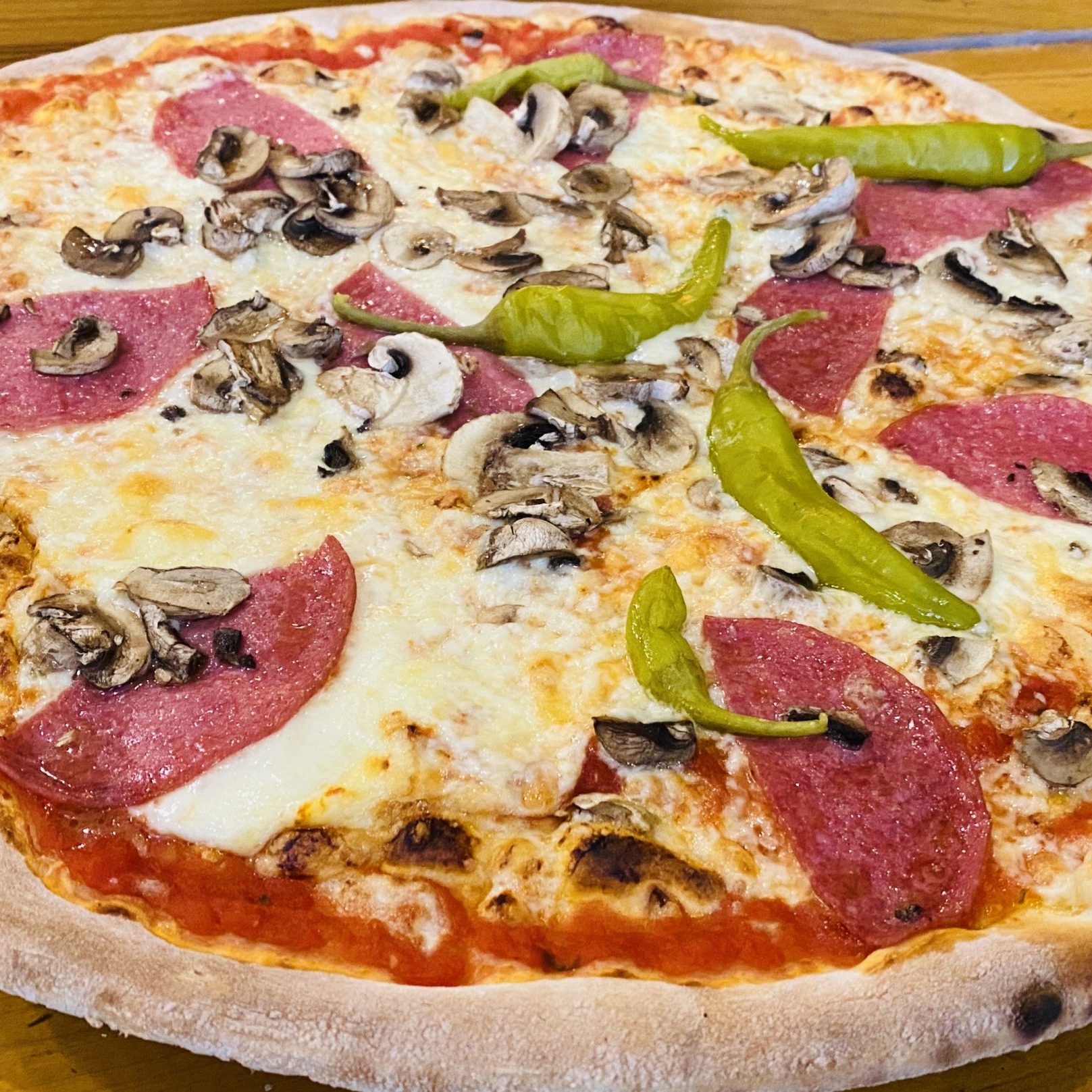 Pizza Trentina Nr. 68 mit Salami, Champignon und Peperoni scharf