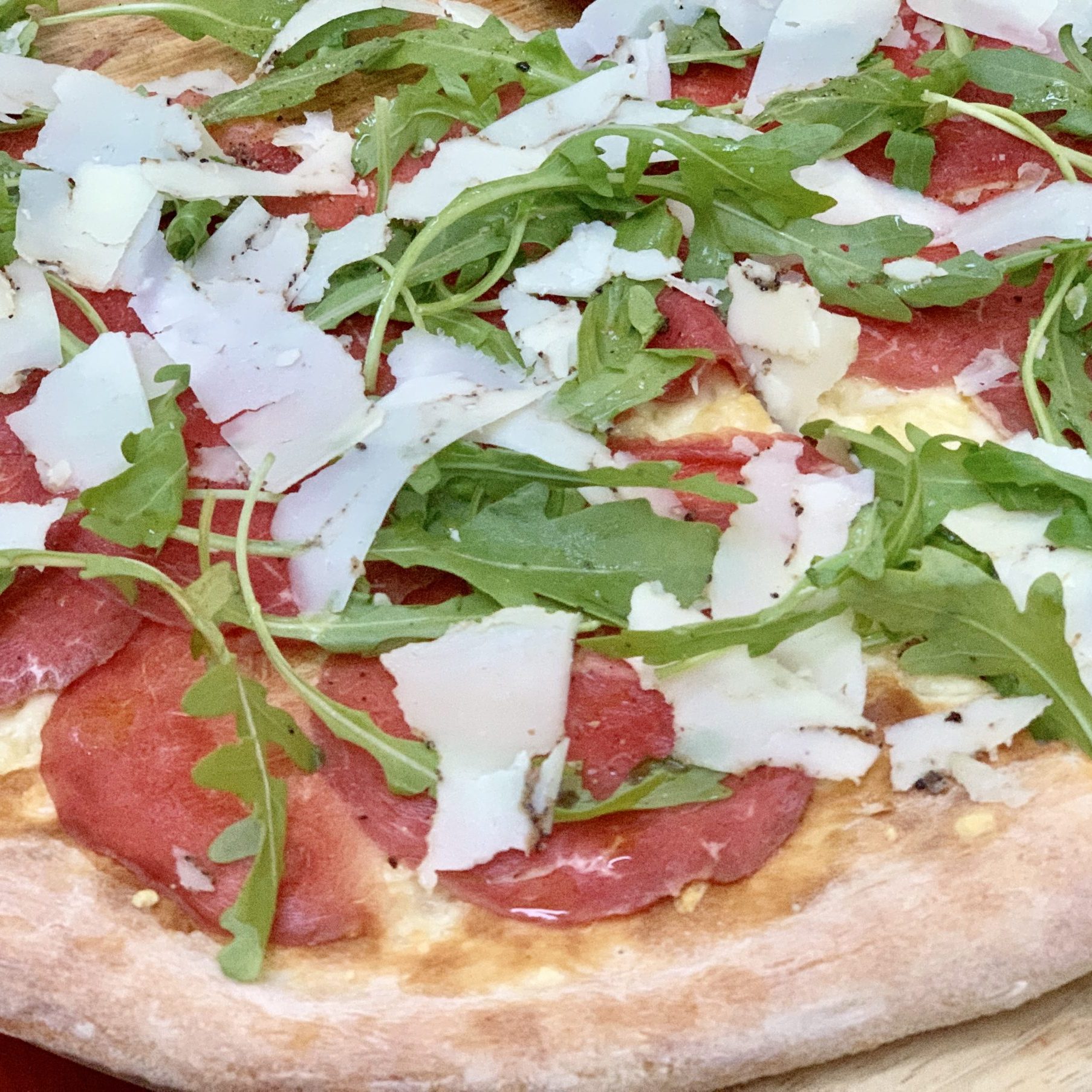 Pizza Carpaccio Nr. 10 / Nr. 15 mit Rucola, Parmesan oder Rucola, Trüffelkäse und Trüffelöl