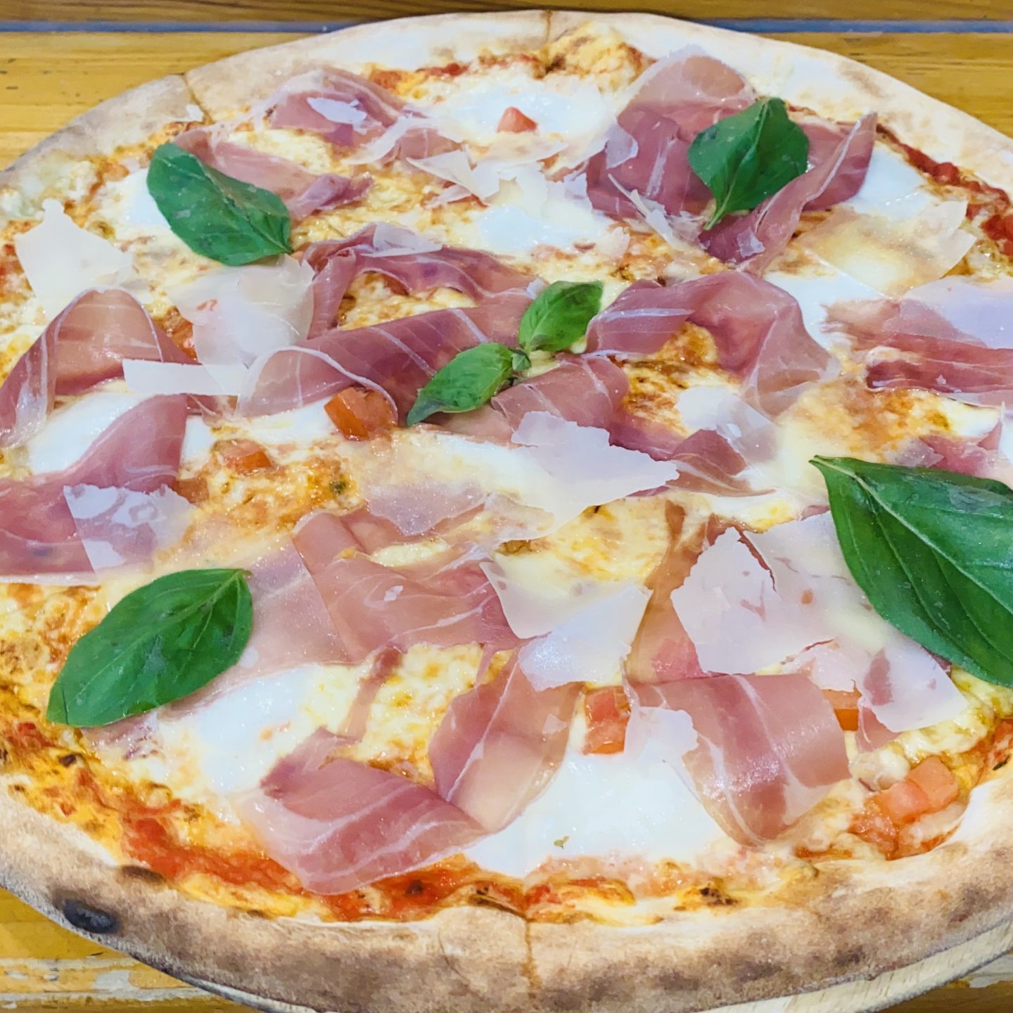 Pizza di Bufala Nr. 75 mit Büffelmozzarella, Parmaschinken, Parmesan und Basilikum