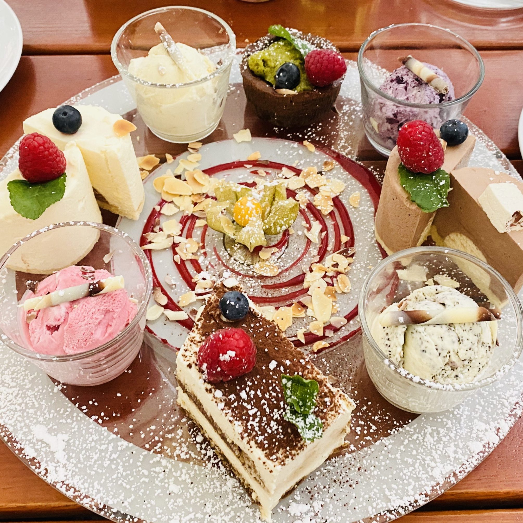 Köstliches Eis und Desserts