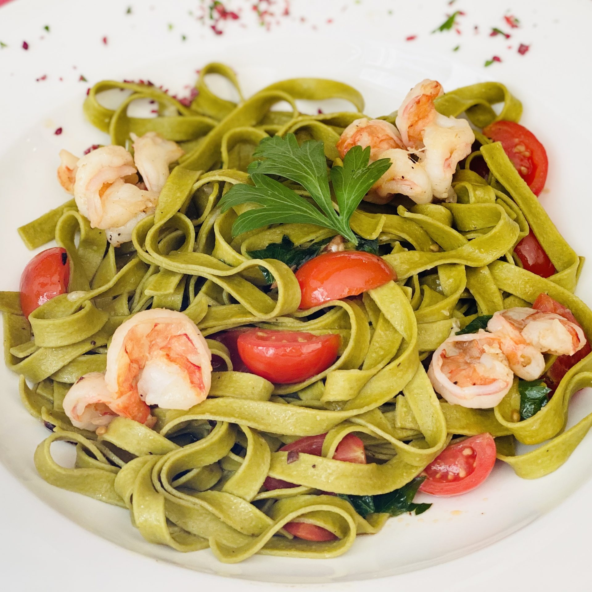 Grüne Tagliatelle mit Garnelen, Cherrytomaten in Hummercreme
