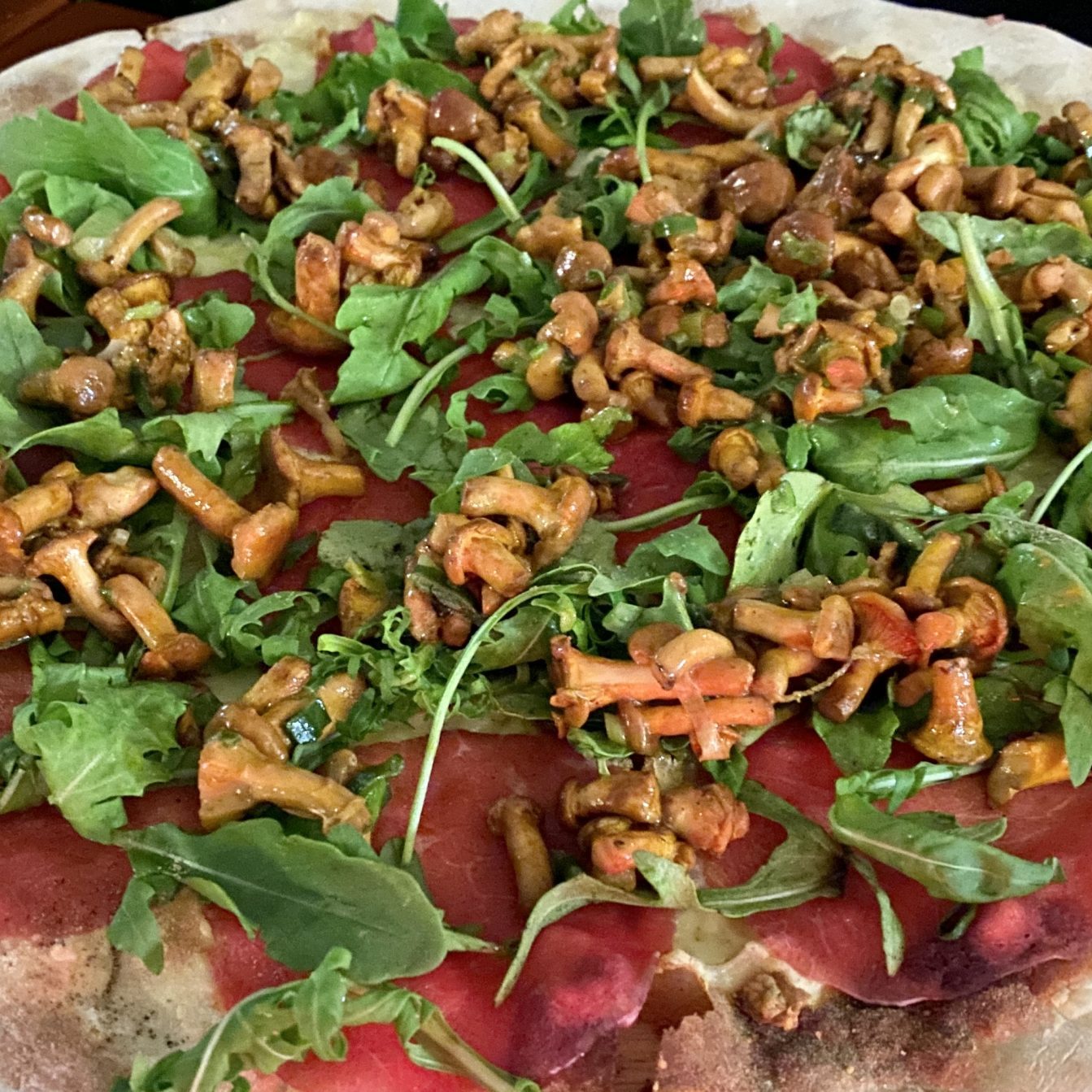 Pizza im Holzofen gebacken