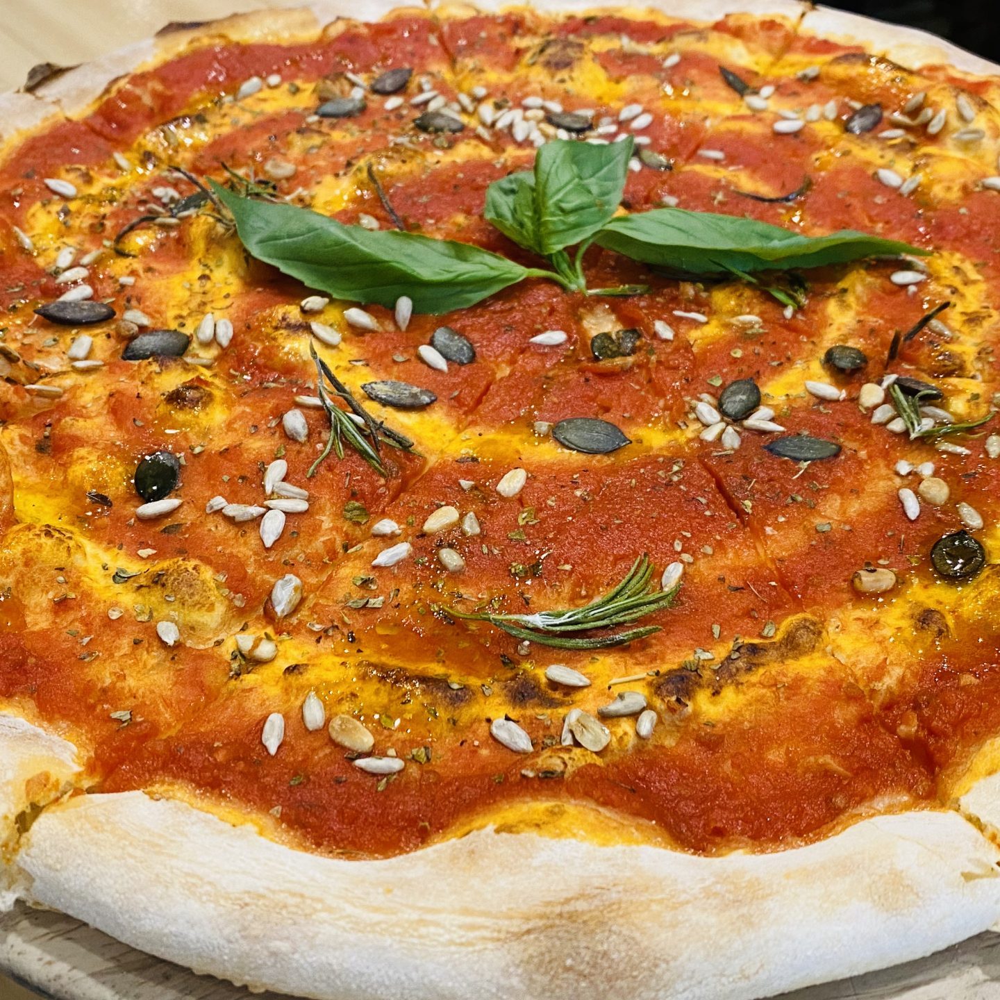 Hausgemachte Pizza im LaGrotta